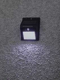 Фото 1/6 ERAFS064-04 ЭРА Фасадный светильник с датчиком движения, на солнечной батарее, 20LED, 60 lm Б0044244