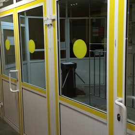 Фото 1/4 на входные двери, Знак безопасности Жёлтый круг на двери (плёнка, D150) уп.10шт